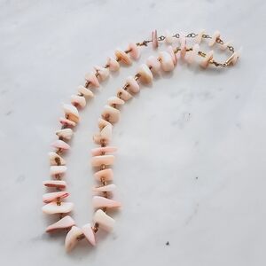 🌼 Vintage shell look necklace